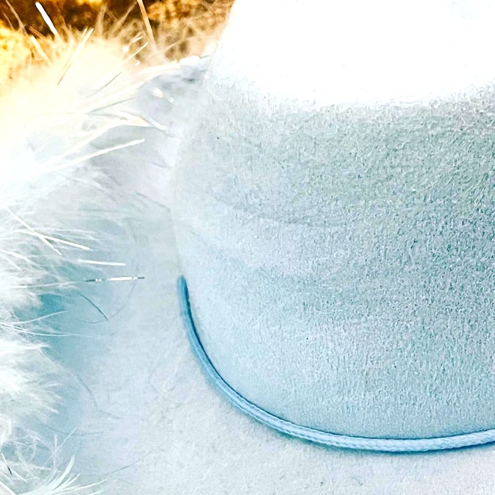 Selling a blue cowgirl hat! 💙🤍